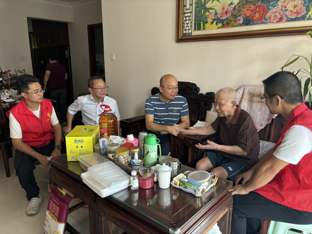 夏港街人大工委主任吴荣基、夏港街联组人大代表慰问群众 (2)