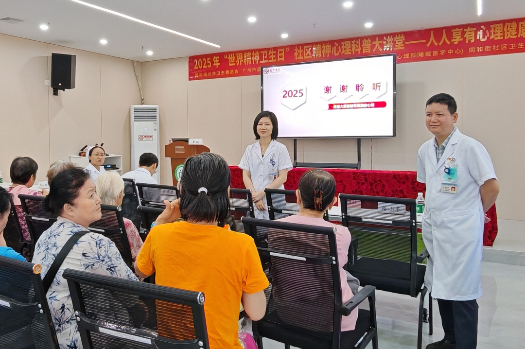 罗娴解答群众疑惑。信息时报记者 何家贵 摄