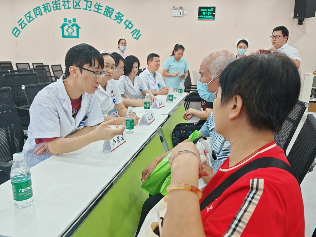 为群众义诊。通讯员供图