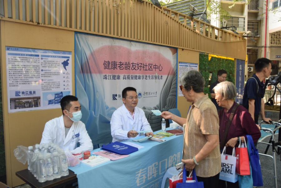 老年人参与银龄健康义诊摊位。 信息时报记者 陈少韩摄