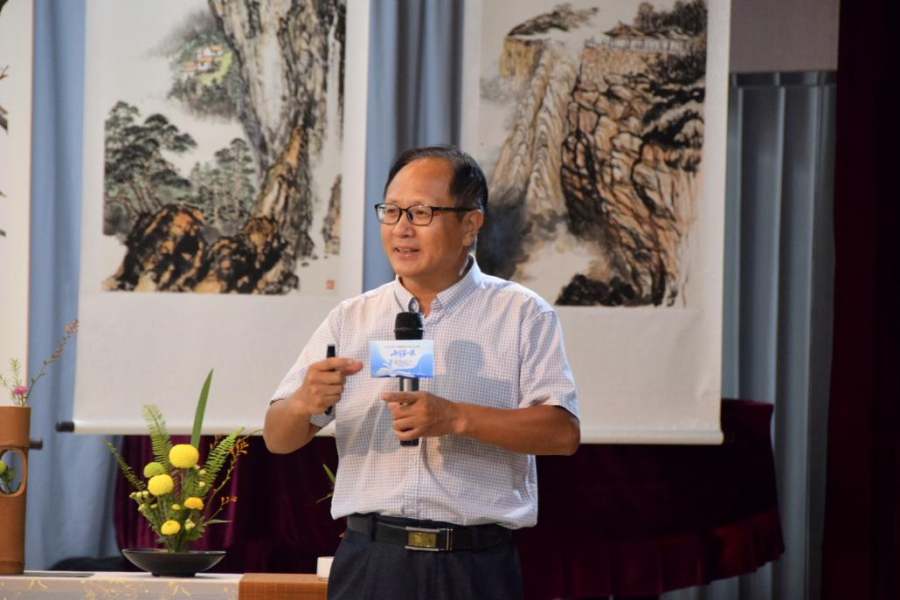 华南农业大学教授汪国平讲解“天使之吻”番茄研究成果的种植技术。 信息时报记者 陈少韩摄
