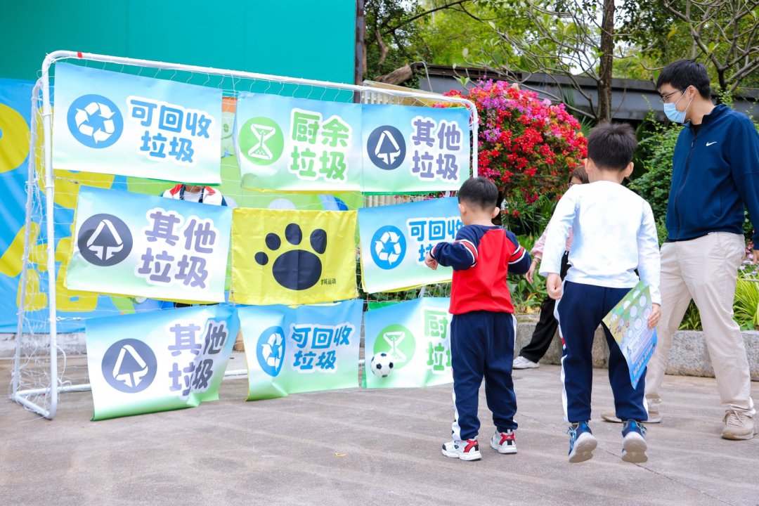 在“足球九宫格”摊位前,孩子们化身“分类射手”,将代表不同种类垃圾的道具球踢入对应的分类格。(通讯员供图)