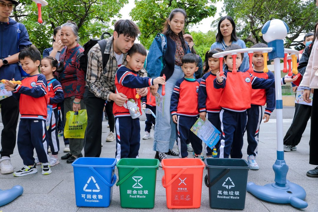 “分类运球”与“眼疾手快”关卡则更考验亲子默契与知识应用能力,参与者需在限时挑战中快速分拣、准确投放代表不同垃圾的道具。(通讯员供图)
