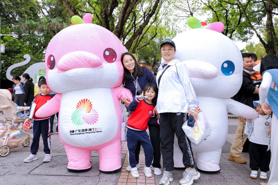 全运明星“喜洋洋”“乐融融”也来到现场,吸引了众多孩子家长打卡拍照。(通讯员供图)