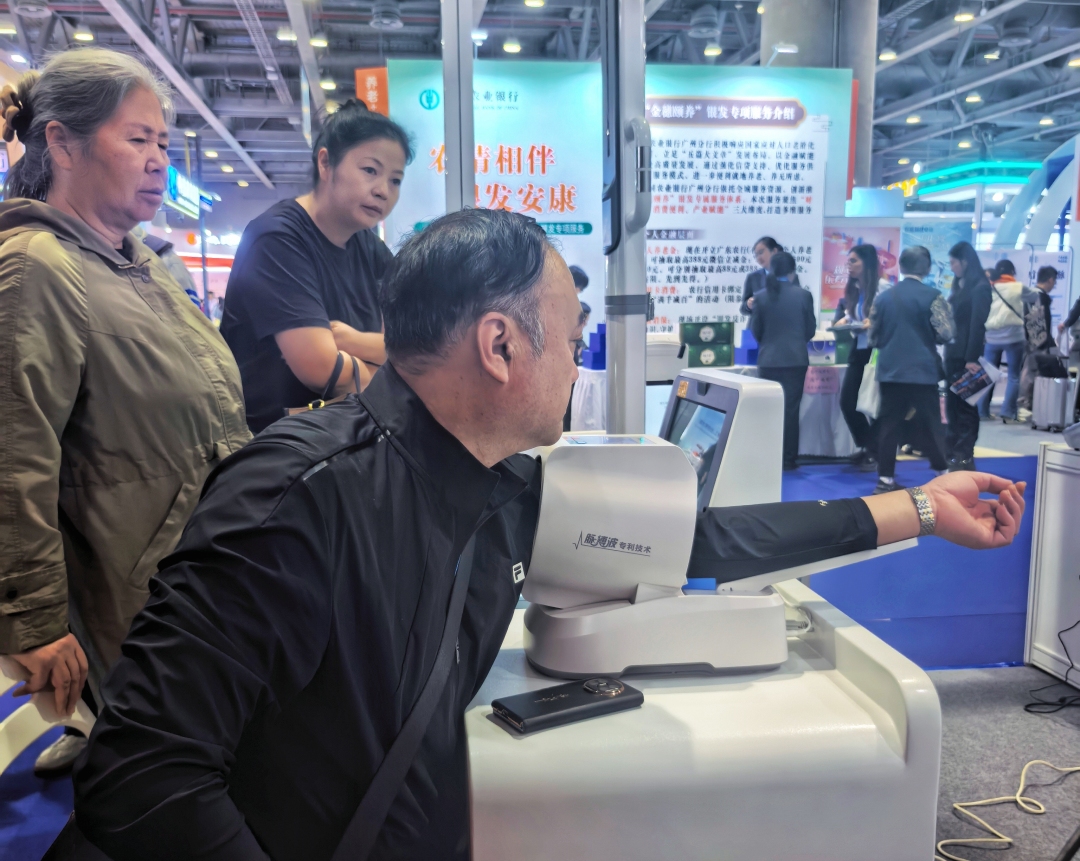 市民测量血压。智顼颖 摄