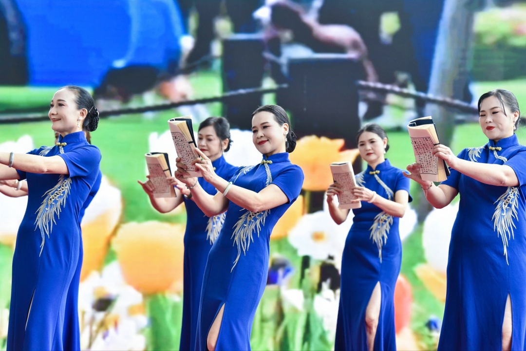 复赛现场气氛热烈,各组别参赛队伍依次登台亮相 郭柯堂摄