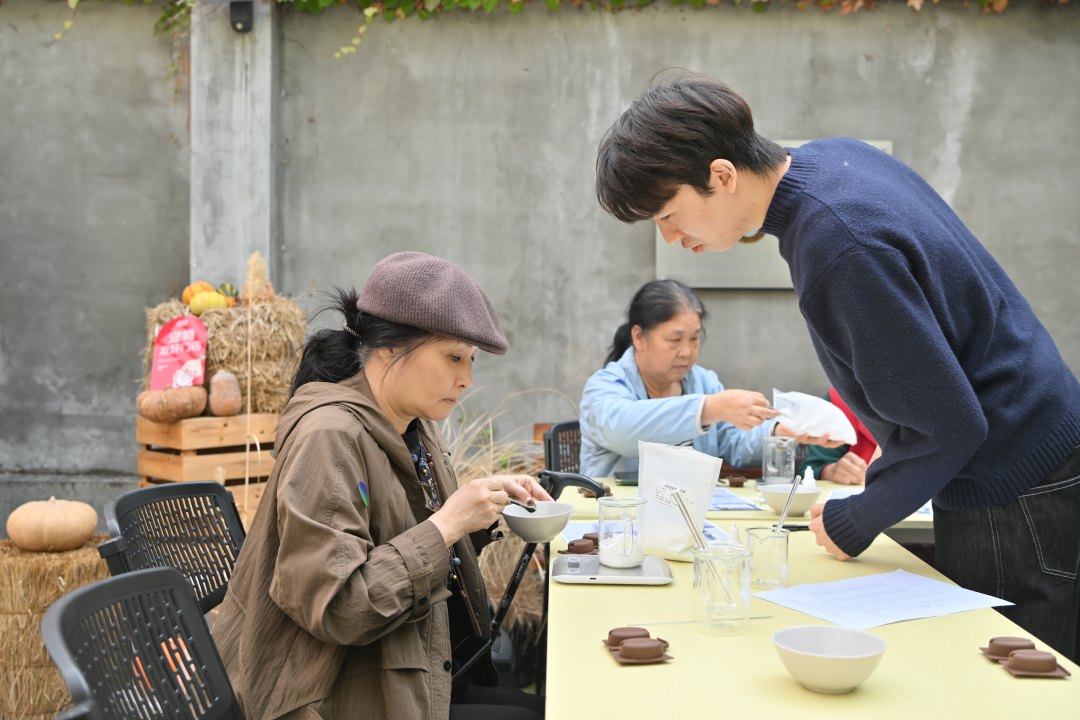 市民参与咖啡渣变废为宝做环保扩香石的手作活动。