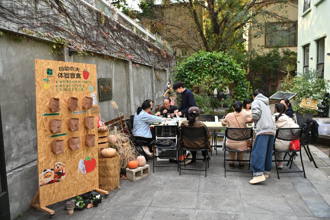 市民参与咖啡渣变废为宝做环保扩香石的手作活动。1