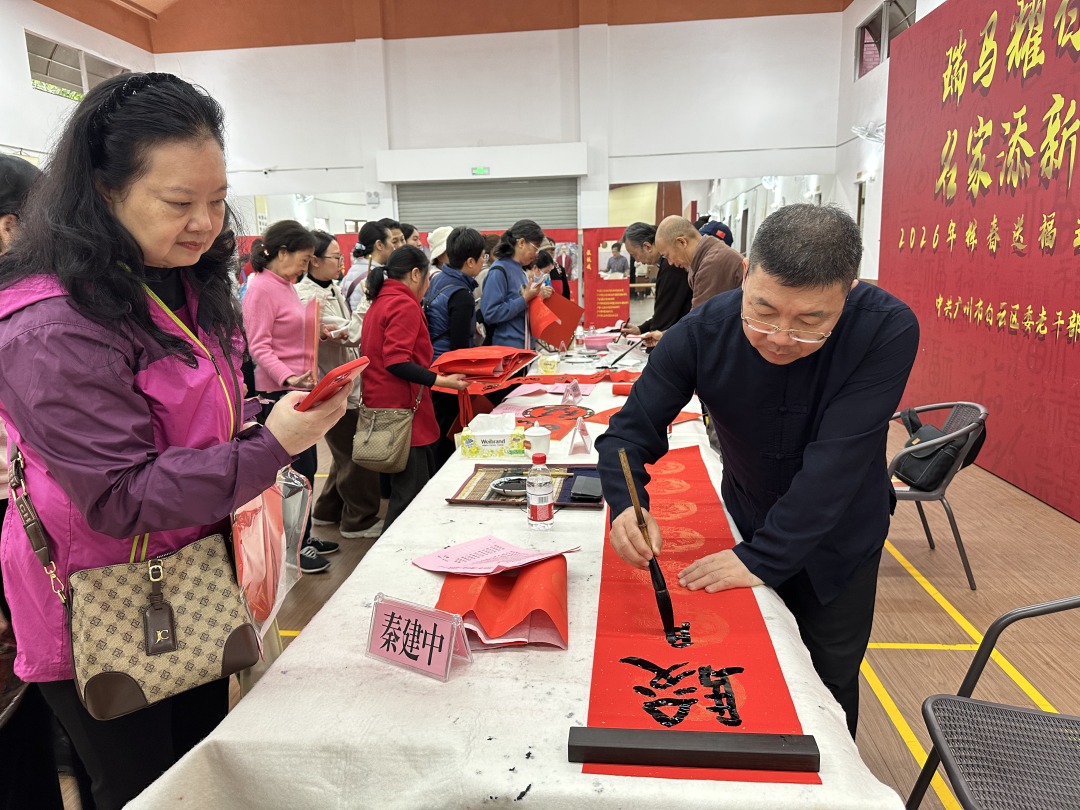 书法家送春联。通讯云供图