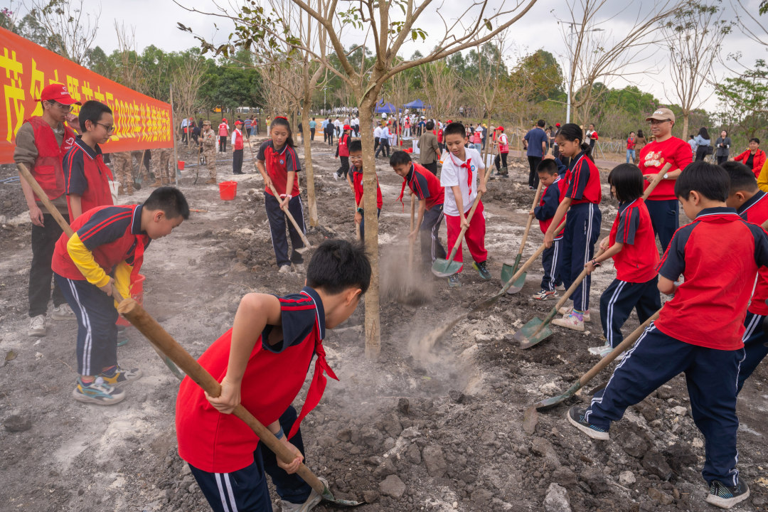 中小学生参与义务植树活动。通讯员供图