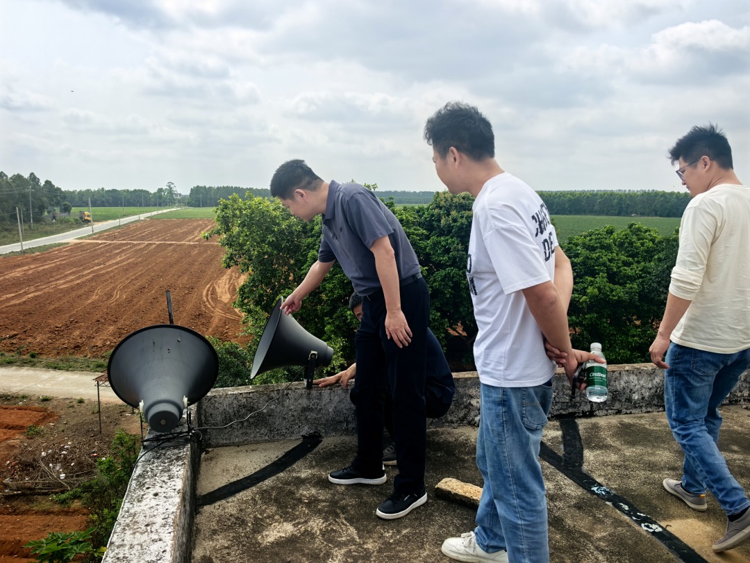 图1：驻镇工作队深入各行政村、自然村检查智慧云喇叭系统.jpg