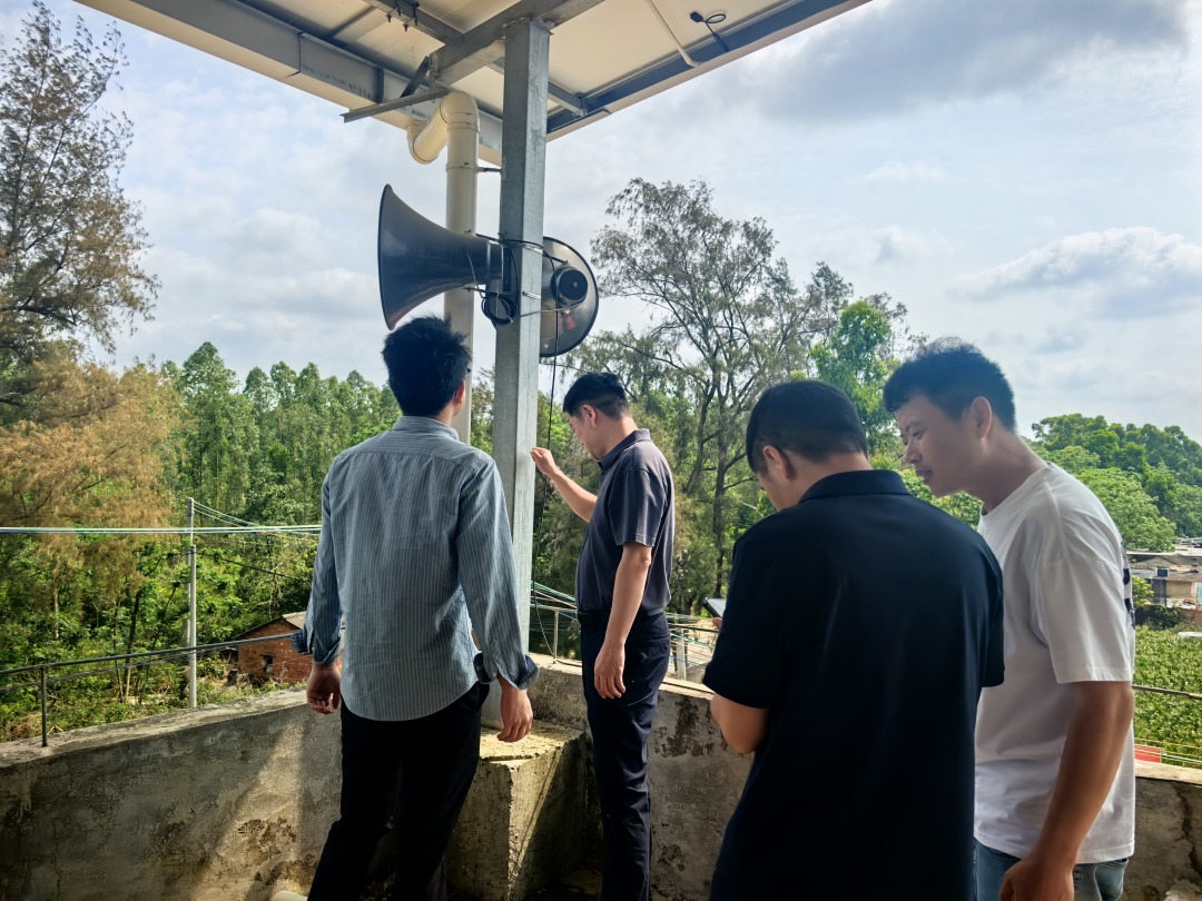 图3：驻镇工作队深入行政村、自然村检查智慧云喇叭系统.jpg
