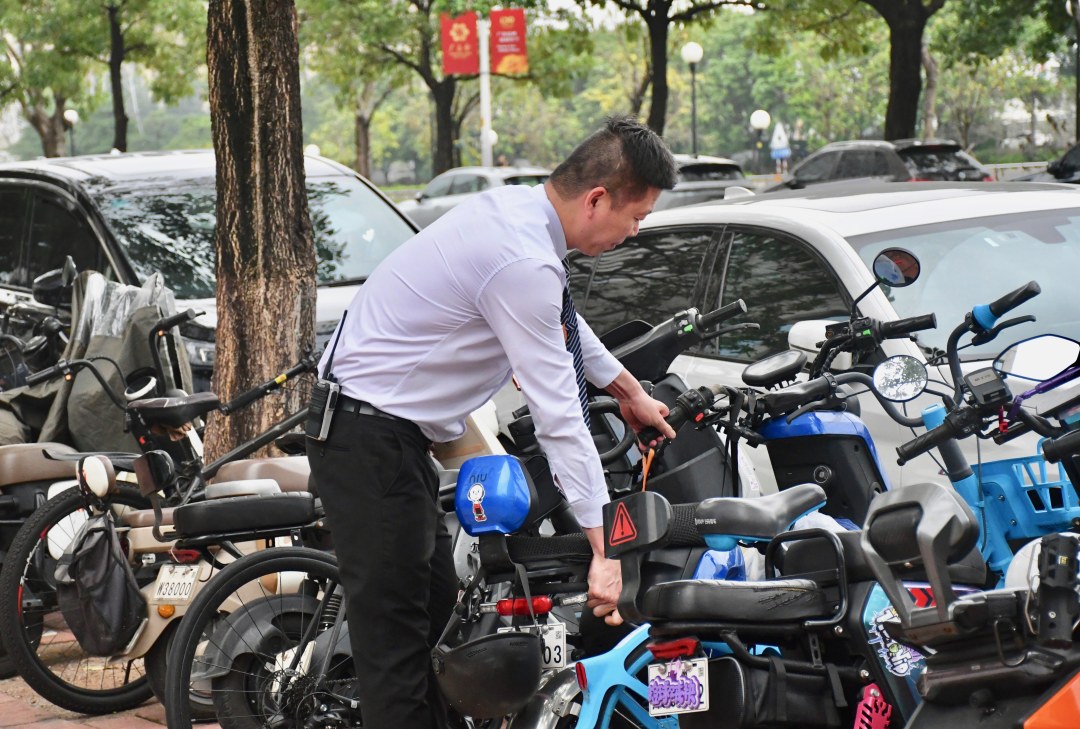 物业单位在日常巡查中发现电动自行车乱停放,及时处理。