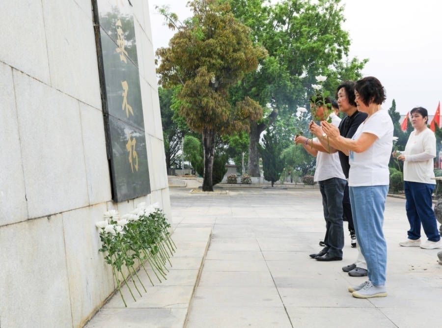 广州市集中组织烈士亲属开展异地祭扫活动