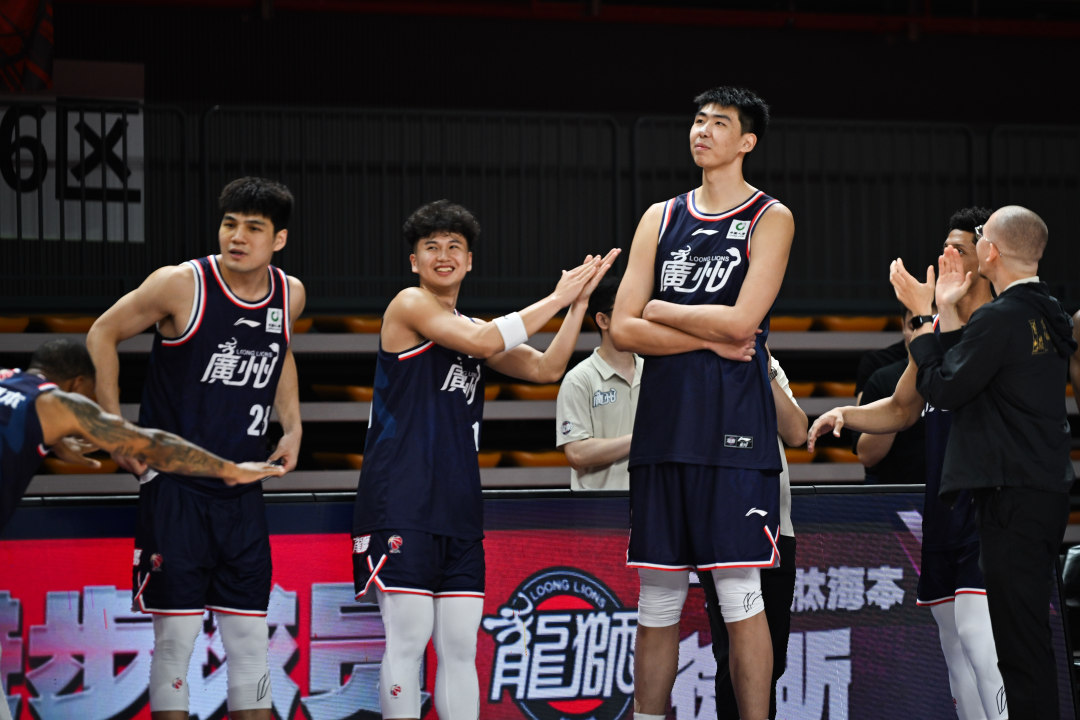 队员祝贺徐昕获得“最具进步球员奖”。
