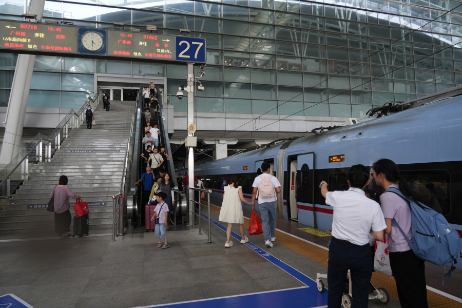 2026年暑运1日启动,广州南站预计到发旅客3829.37万人次。通讯员供图2