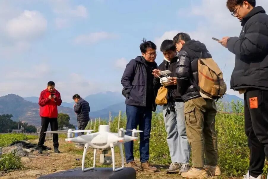 10实践队员进行无人机航拍