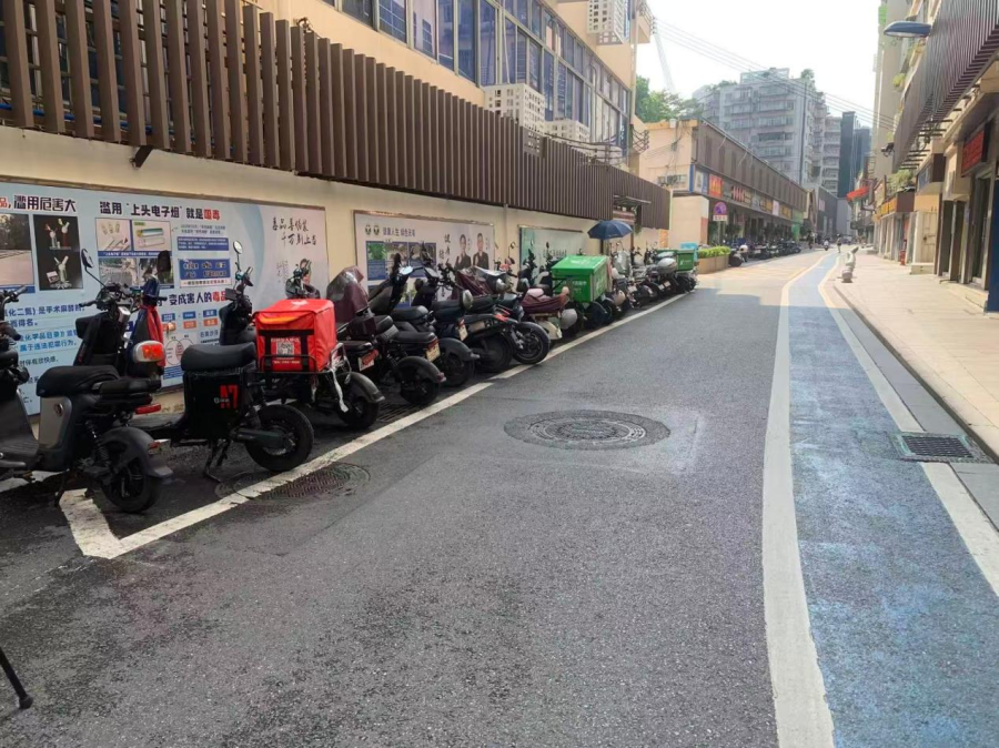 电动自行车有序停放。通讯员供图