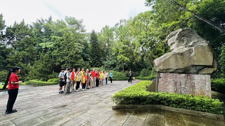 越秀区登峰街道开展“军民同心·双拥健步行”活动